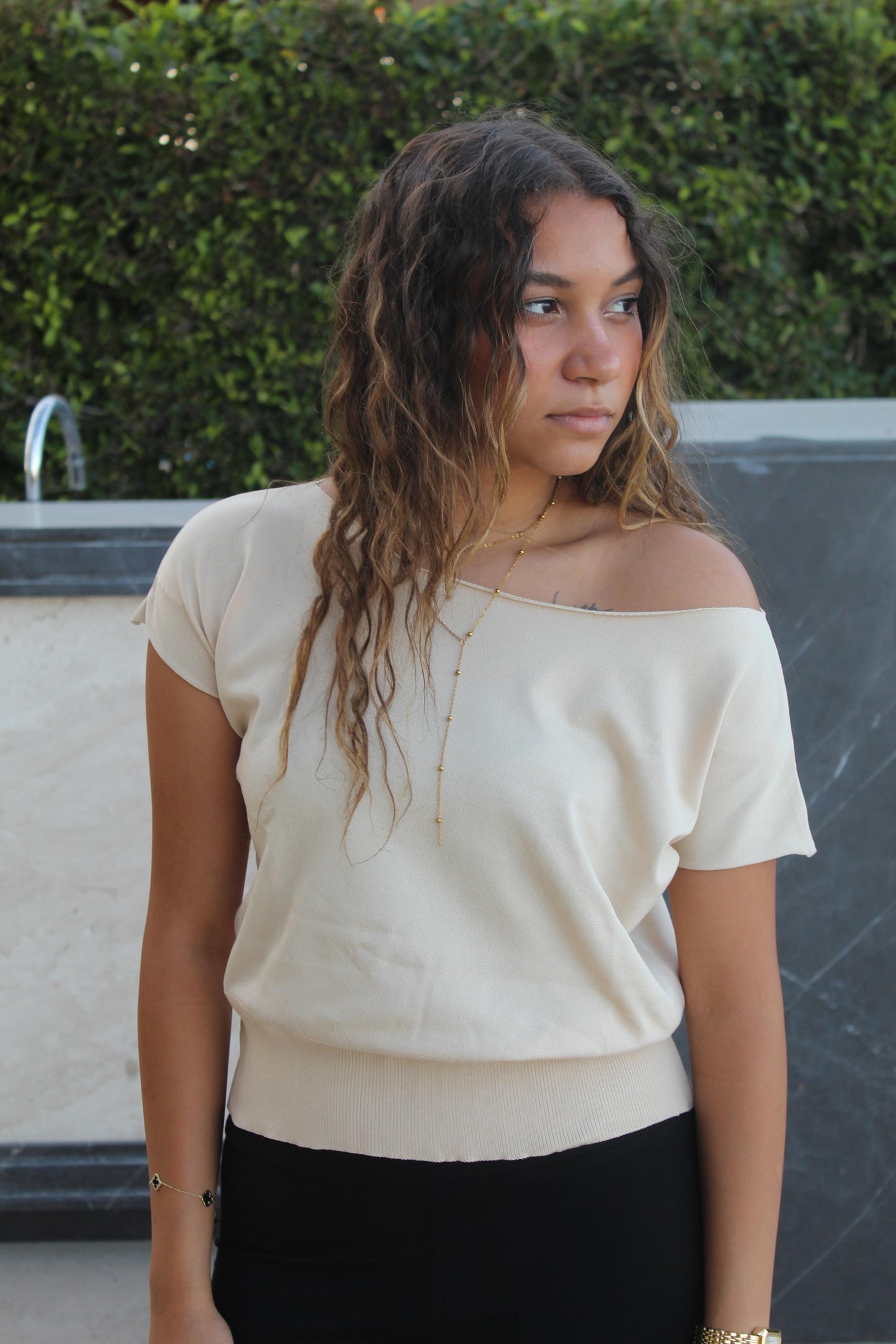 Off-shoulder knitted shirt