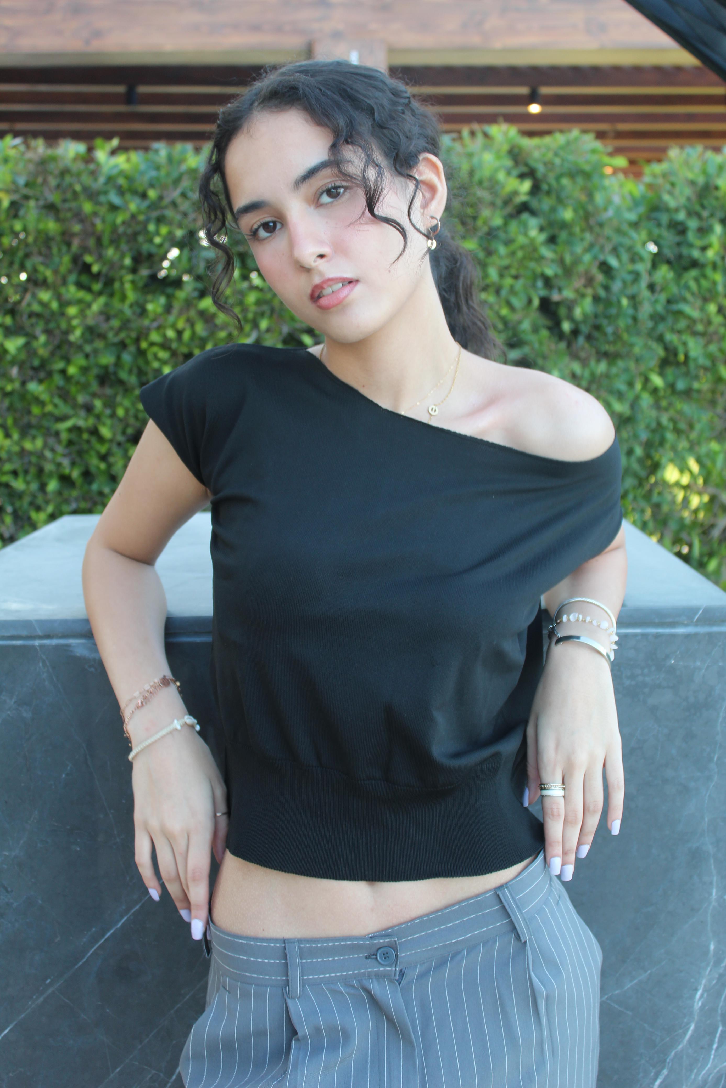 Off-shoulder knitted shirt