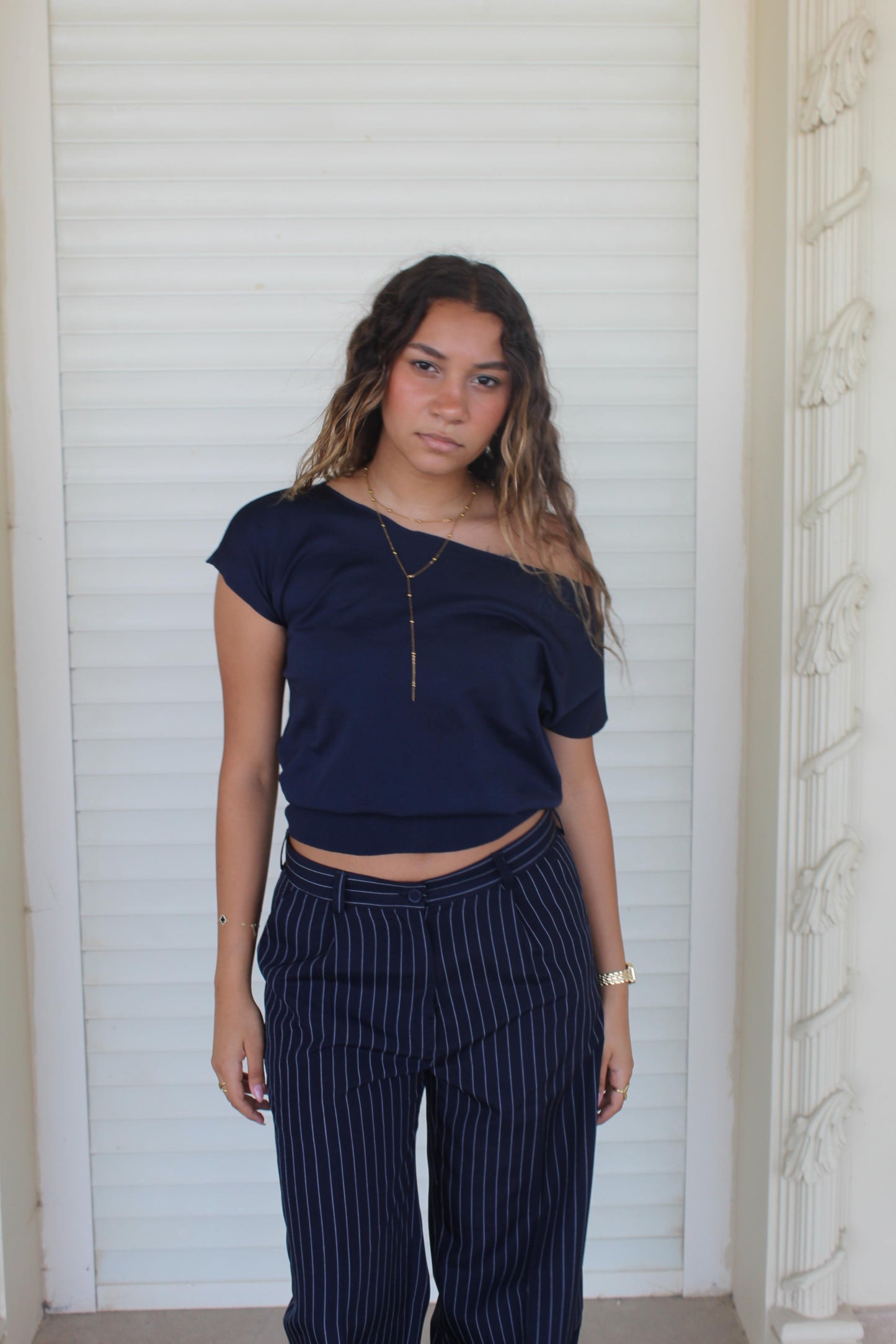 Off-shoulder knitted shirt